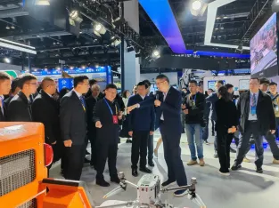 中国国际应急展快讯：应急管理部部长王祥喜了解天博TB,天博TB官方网站装备集团无人化装备创新与应用情况！